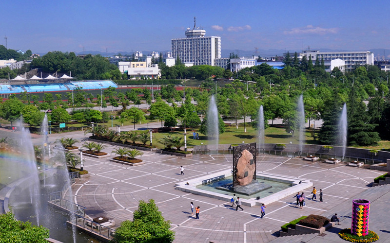 三峡大学求索广场