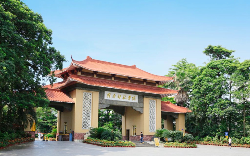 学校东大门