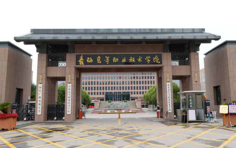 学院大门