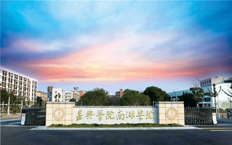 大学校门